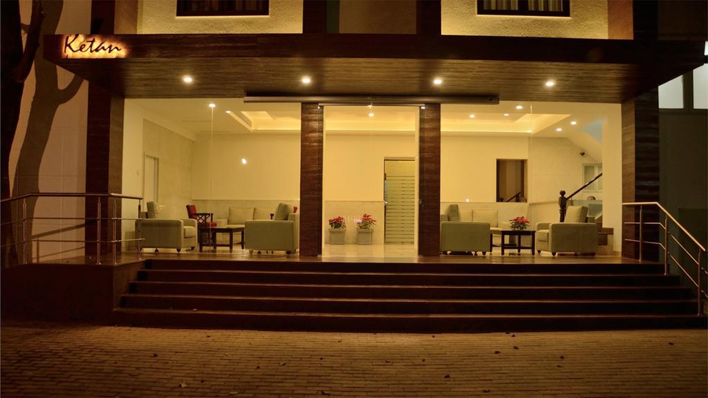 Hotel Ketan Poona Buitenkant foto