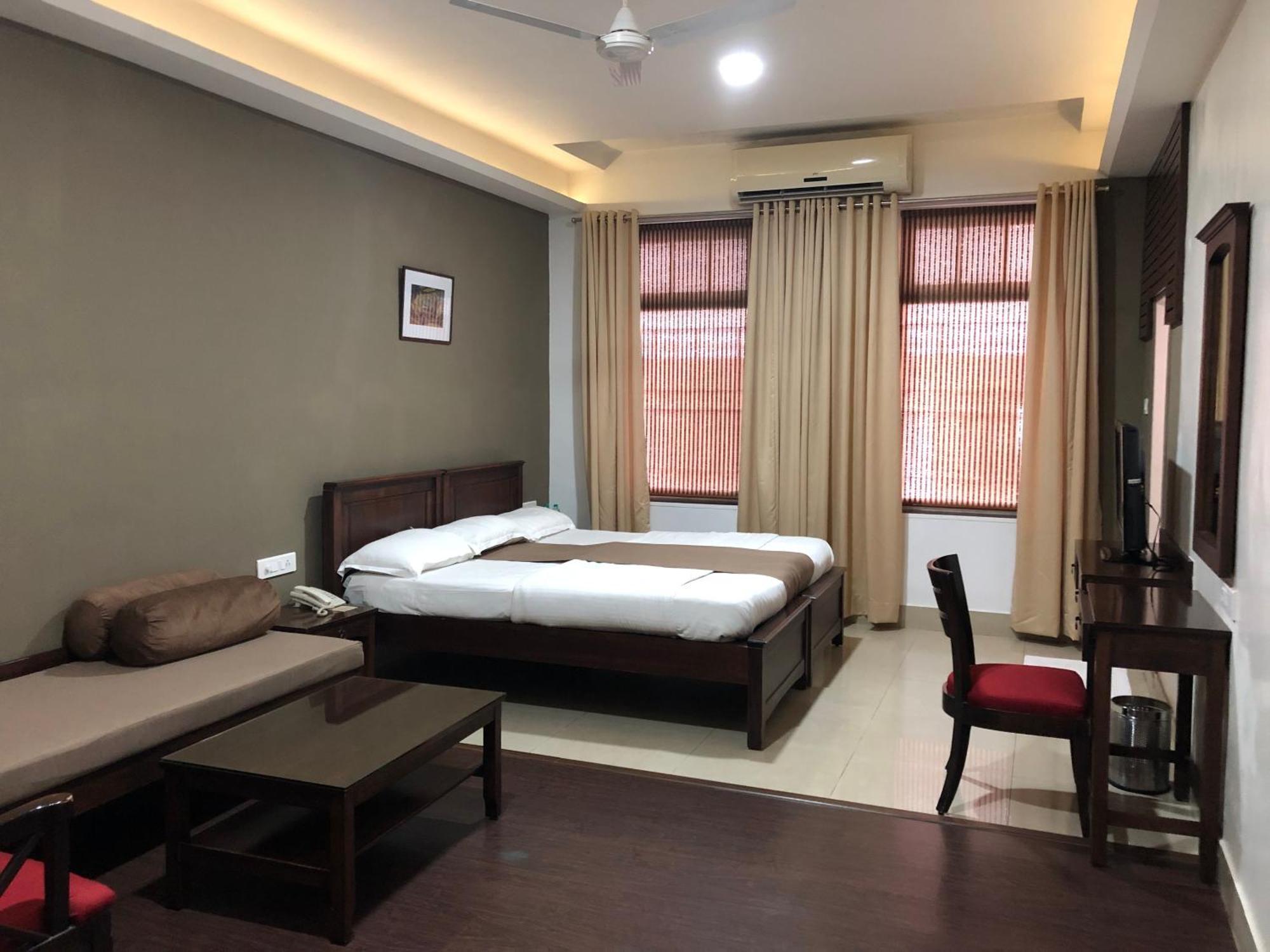 Hotel Ketan Poona Buitenkant foto
